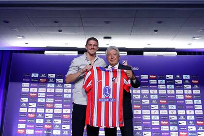 23/08/2024 Conor Gallagher, en su presentación con el Atlético de Madrid.. El futbolista inglés Conor Gallagher ha afirmado este viernes, durante su presentación como flamante fichaje del Atlético de Madrid, que cree encajar "bastante bien" en los planes de su nuevo técnico en el equipo colchonero, el argentino Diego Pablo Simeone, a quien ha descrito como "uno de los mejores entrenadores del mundo". EUROPA ESPAÑA DEPORTES ATLÉTICO DE MADRID
