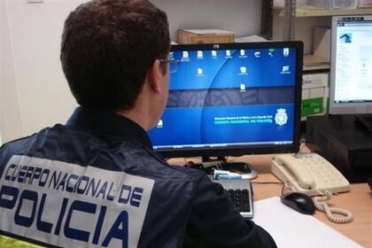 23/09/2017 Imagen de archivo de un agente de Policía ante un ordenador POLITICA EUROPA ESPAÑA SOCIEDAD ARCHIVO
