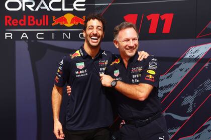 23/11/2022 El piloto de Fórmula 1 Daniel Ricciardo y el director del equipo Oracle Red Bull Racing, Christian Horner DEPORTES MARK THOMPSON/RED BULL
