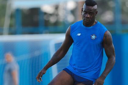 23/11/2023 Mario Balotelli, en un entrenamiento con el Adana Demirspor.. El futbolista italiano Mario Balotelli, de 33 años y que actualmente milita en el Adana Demirspor turco, quedó ileso este jueves a pesar de sufrir un accidente de coche en Brescia (Italia), habiéndose salido de la carretera. EUROPA ESPAÑA DEPORTES ADANA DEMIRSPOR
