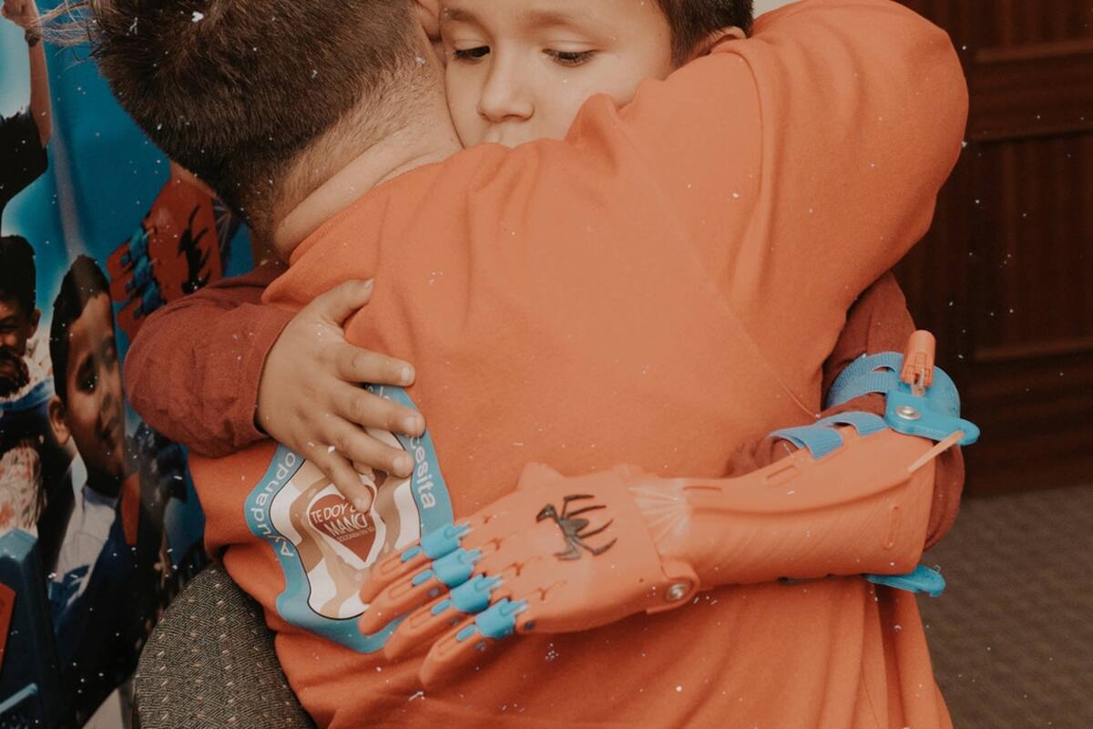 Padre e hijo le cumplen el sueño a cientos de personas que no tienen manos