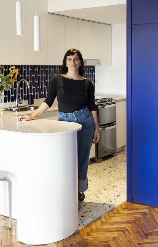 Azul Klein y curvas suaves: una cocina con sello artístico en Palermo