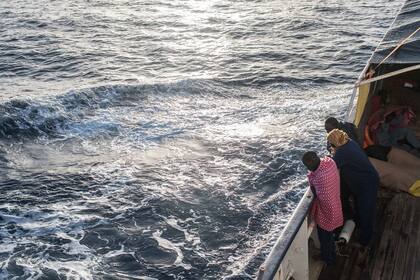 24-02-2021 Refugiados y migrantes miran por la borda en el Mediterráneo desde la borda del Open Arms tras un rescate realizado la semana pasada. POLITICA DAVID RAMOS/GETT IMAGES