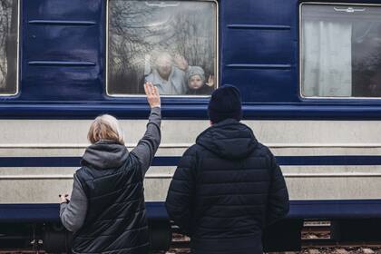 24-02-2022 Unos abuelos en la estación de tren de Lisichansk despiden a su nieto que se va al oeste de Ucrania, a 24 de febrero de 2022, en Lisichansk, Oblast de Lugansk (Ucrania). POLITICA Diego Herrera - Europa Press