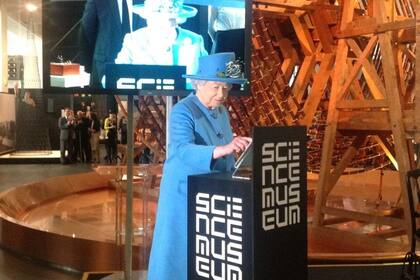 24-10-2014 La reina Isabel II de Inglaterra ha mandado este viernes su primer tuit, a los 88 años de edad. Lo ha hecho para dar oficialmente por inaugurada de la exposición de la Era de la Información en el Museo de Ciencias de Londres, y su mensaje ha gozado del éxito esperado, con más 3.500 retuiteos en una hora POLITICA INTERNACIONAL REINO UNIDO EUROPA TWITTER / BRITISH MONARCHY
