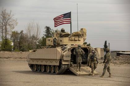 24-11-2020 November 24, 2020, Qamishli, Syria: A U.S. Army soldiers launch a dismount patrol from a Bradley Infantry Fighting Vehicle in Northern Syria November 24, 2020 near Qamishli, Syria. The soldiers are in Syria to support Combined Joint Task Force Operation Inherent Resolve against the Islamic State fighters. POLITICA Europa Press/Contacto/Spc. Jensen Guillory/Planetp