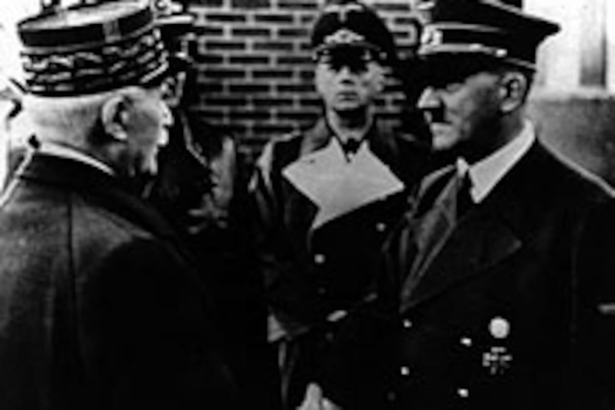24 de octubre de 1940. El mariscal Henri Petain saluda a Hitler, poco después de la caída de Francia en manos nazis