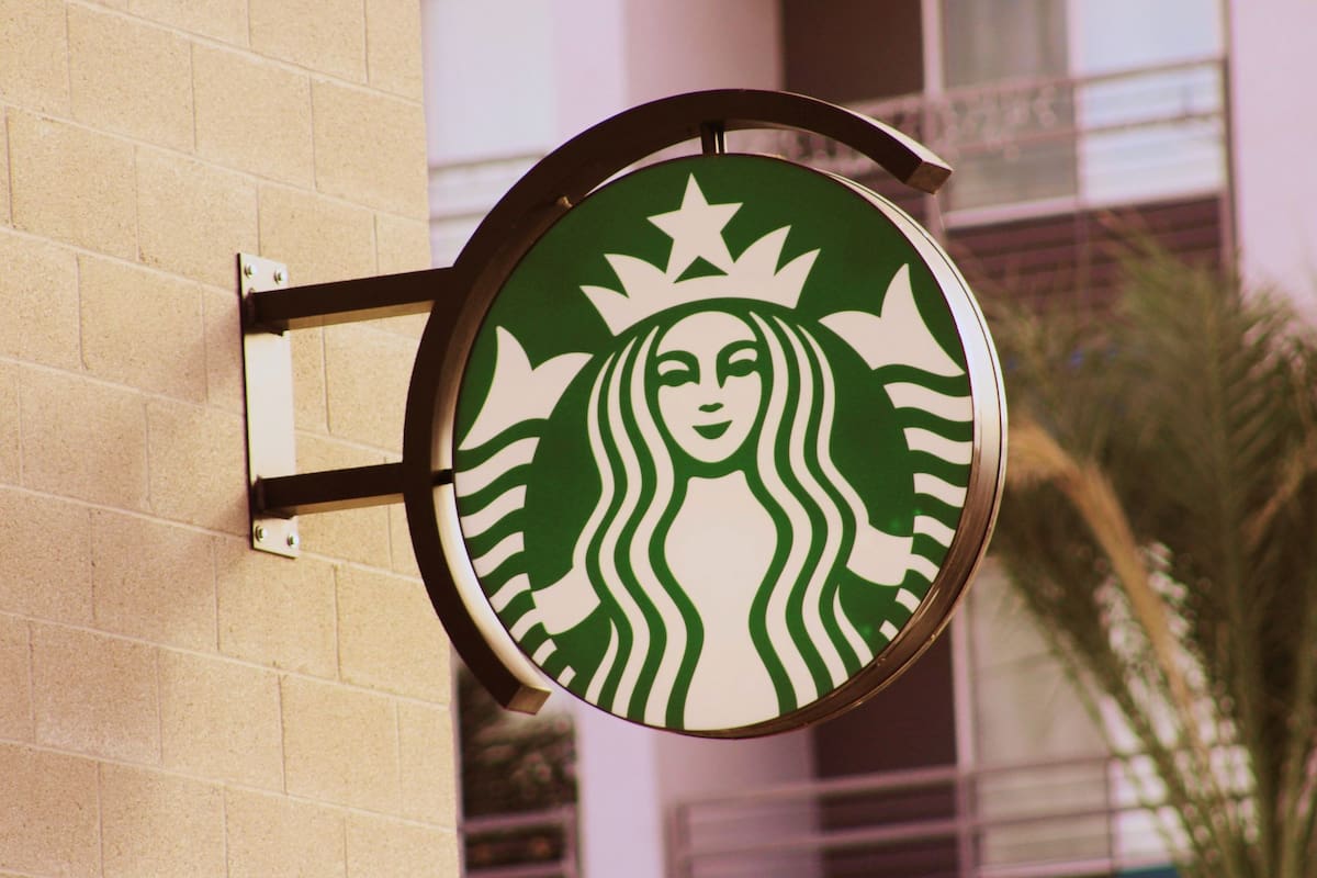 24 estados del país se verán afectados por esta nueva medida de Starbucks (Unsplash/Athar Khan)