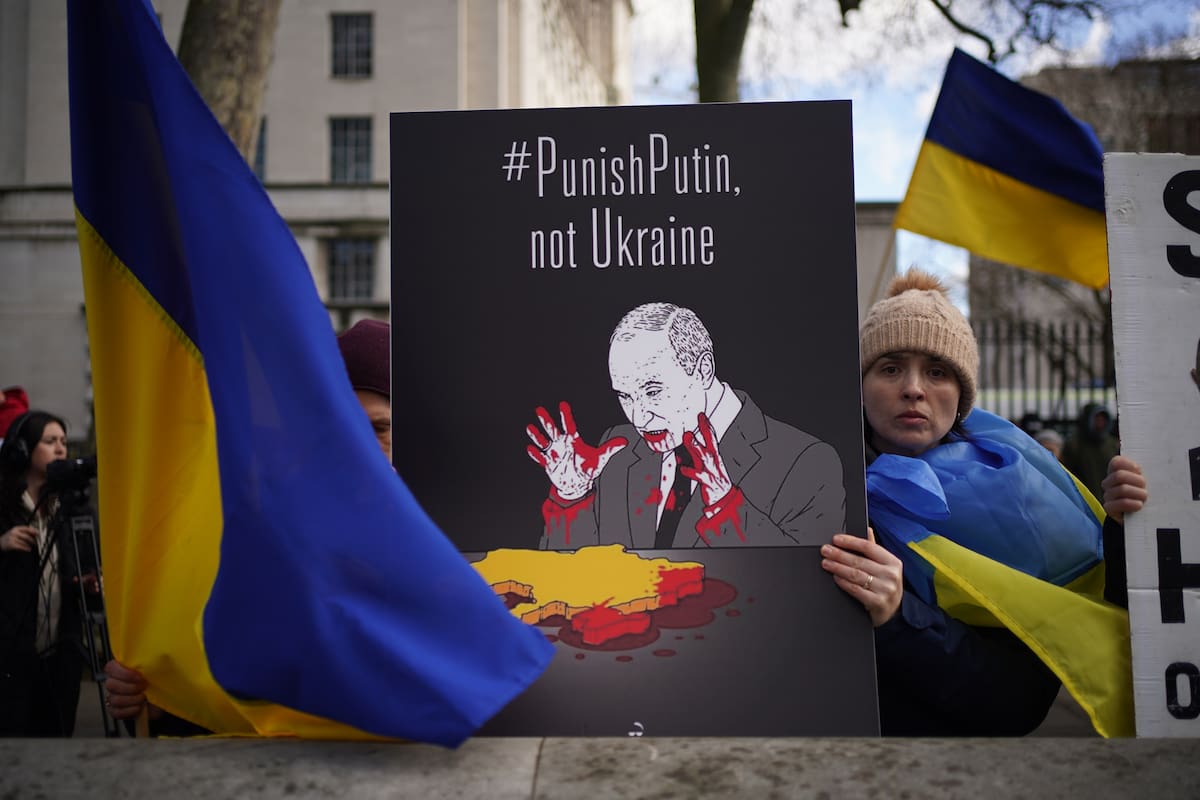 24 February 2022, United Kingdom, London: A protester holds a placard during a protest by Ukrainians against the Russian invasion of Ukraine outside Downing Street, central London. Photo: Yui Mok/PA Wire/dpa