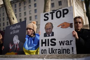 24 February 2022, United Kingdom, London: Protesters hold placards during a protest by Ukrainians against the Russian invasion of Ukraine outside Downing Street, central London. Photo: Yui Mok/PA Wire/dpa