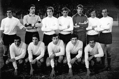 24) Final de ida en 1 y 57, con camiseta blanca para enfrentar a Peñarol en el primer match de la definición; el 21 de mayo del 70, parados, Pachamé, Errea, Pagnanini, Togneri, Pezzano (arquero suplente), Solari y Echecopar; abajo, Conigliaro, Bilardo, Flores, Verón y Spadaro