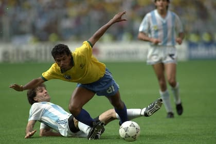 24 Jun 1990: Careca intenta llevarse la pelota ante la marca de Ruggeri; Argentina eliminó a Brasil en Turin al ganarle por 1-0. \ Mandatory Credit: Allsport UK /Allsport