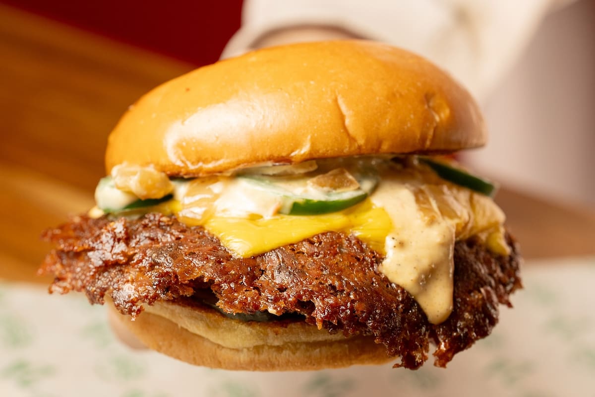 24 Street Burger, un homenaje local a la icónica 7th Street Burger de Nueva York, donde el smash no es una técnica más, es una filosofía