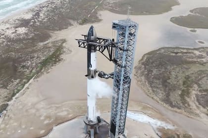 24/01/2023 Space X carga de combustible su cohete y nave interplanetarios.  La nave Starship de Space X ha completado con éxito su primer ensayo general previo al lanzamiento en la base de la compañía en Boca Chica, Texas.  POLITICA INVESTIGACIÓN Y TECNOLOGÍA SPACE X