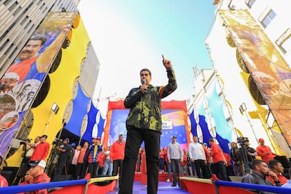 24/01/2024 El presidente de Venezuela, Nicolás Maduro, dirgiéndose a un grupo de manifestantes durante unas marchas convocadas por el Gobierno. Maduro felicita al "pueblo venezolano" por demostrar "quién manda" en una jornada marcada por manifestaciones polarizadas POLITICA SUDAMÉRICA LATINOAMÉRICA VENEZUELA INTERNACIONAL PRESIDENCIA DE VENEZUELA