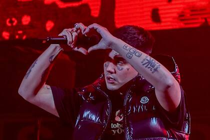 24/02/2023 El cantante argentino Duki durante una actuación en el Wizink Center, a 24 de febrero de 2023, en Madrid (España). Duki hace doblete en Madrid actuando hoy y mañana 25 de febrero en el WiZink Center, y el 3 y 4 de marzo en Barcelona. Cuatro conciertos en los que presenta las canciones de su nuevo álbum de estudio ‘Temporada de Reggaeton 2’. CULTURA Ricardo Rubio / Europa Press