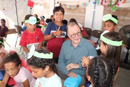 24/04/2024 Niños migrantes en un Espacio Amigo en Lajas Blancas (Panamá), en el Tapón del Darién, junto al director ejecutivo para Acción Humanitaria del Fondo de Naciones Unidas para la Infancia (UNICEF), Ted Chaiban (archivo). Recalca que esta peligrosa ruta va camino de registrar niveles récord de migración infantil por quinto año consecutivo en 2024 SOCIEDAD CENTROAMÉRICA SUDAMÉRICA PANAMÁ COLOMBIA INTERNACIONAL LIZIA LU/UNICEF