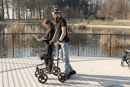 24/05/2023 Un tetrapléjico consigue volver a caminar gracias a un dispositivo que conecta el cerebro con la médula espinal. Un equipo internacional de científicos ha conseguido que Gert-Jan Oskam, un holandés de 40 años que sufrió una lesión medular en un accidente de bicicleta que le dejó paralítico en 2011, vuelva a caminar gracias a un puente digital inalámbrico que restablece la comunicación entre el cerebro y la médula espinal. SALUD GILLES WEBER
