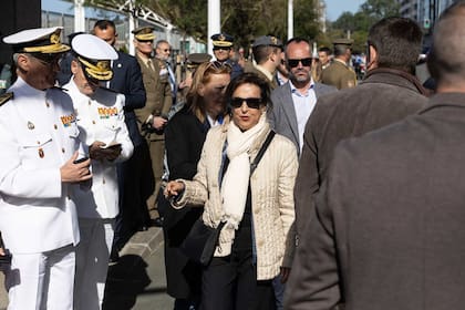 24/05/2024 La ministra de Defensa, Margarita Robles (c) durante los actos previstos con motivo del Día de las Fuerzas Armadas 2024, en la playa de San Lorenzo, a 24 de mayo de 2024, en Gijón, Asturias (España). Durante los actos, Felipe VI ha embarcado a bordo del patrullero ‘Atalaya’ para presidir la revista naval y, posteriormente, se ha trasladado a la playa de San Lorenzo, situada en Gijón, donde ha tenido lugar la exhibición dinámica y el desfile aéreo. POLITICA Imanol Rimada - Europa Press