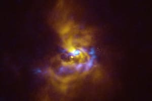 24/07/2023 Imagen combinada de SPHERE y ALMA del material que orbita alrededor de V960 Mon. Una imagen de cúmulos de polvo cerca de una estrella joven realizada mediante el Very Large Telescope (VLT) de ESO y el Atacama Large Millimeter/submillimeter Array (ALMA) revela pistas sobre cómo se podría formar un planeta "masivo" como Júpiter, según ha informado el Observatorio Europeo Austral. Esta investigación se presenta en un artículo publicado en 'The Astrophysical Journal Letters'. SOCIEDAD OBSERVATORIO EUROPEO AUSTRAL