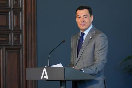 24/07/2024 El presidente de la Junta de Andalucía, Juanma Moreno, interviene en el ato tras la firma el acuerdo, a 24 de julio de 2024, en Sevilla, Andalucía (España). El presidente de la Junta de Andalucía, Juanma Moreno, ha presidido el acto de firma del Acuerdo para el Impulso de la Participación Institucional de las organizaciones sindicales y empresariales intersectoriales más representativas en el ámbito de la Comunidad Autónoma de Andalucía. Este acuerdo es fundamental para fortalecer el diálogo social y fomentar la cooperación entre las distintas partes involucradas en el desarrollo económico y social de la región. POLITICA Francisco J. Olmo - Europa Press