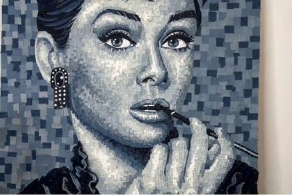 24/10/2023 Este talentoso hombre utiliza vaqueros viejos para crear obras de arte únicas e impresionantes. SOCIEDAD YOUTUBE - VIDELO - LOGAN ROSS