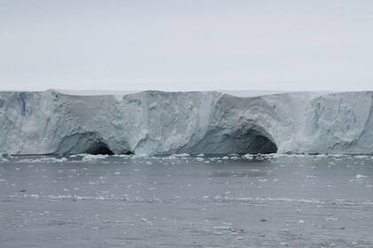 24/11/2021 El borde de una capa de hielo antártica en la costa del vasto continente, rodeado por el Océano Austral. Imagen capturada en 2017. POLITICA INVESTIGACIÓN Y TECNOLOGÍA UNIVERSIDAD DE LEICESTER/KATHARINA HOCHMUTH
