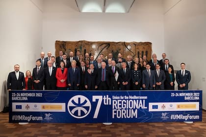 24/11/2022 Foto de familia, en el centro, el ministro de Asuntos Exteriores, Unión Europea y Cooperación, José Manuel Albares (i) y el Alto Representante de la UE Josep Borrell (d), posan en el VII Foro regional de la Unión por el Mediterráneo (UpM), a 24 de noviembre de 2022, en Barcelona, Catalunya (España).