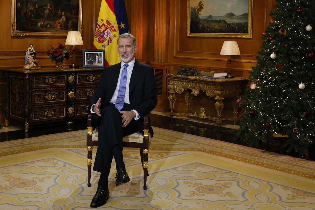24/12/2023 El Rey Felipe VI ofrece su tradicional discurso de Nochebuena desde Zarzuela, en Madrid (España) a 24 de diciembre de 2023.. El Rey Felipe VI ha vuelto a elegir el Salón de Audiencias del Palacio de la Zarzuela para pronunciar su tradicional mensaje de Navidad junto a las banderas de España y la Unión Europea y, en esta ocasión, una foto del momento en el que los Reyes y la Infanta Sofía aplauden a la Princesa de Asturias en el acto de juramento de la Constitución Española ante las Cortes Generales el pasado 31 de octubre. POLITICA POOL