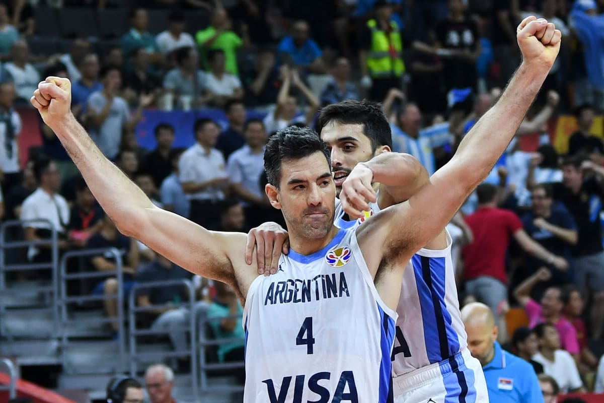 244/5000 Facundo Campazzo (trasero) de Argentina celebra con su compañero de equipo Luis Scola durante el partido de cuartos de final entre Argentina y Serbia en la Copa Mundial FIBA 2019 en Dongguan, provincia de Guangdong, sur de China, el 10 de septiembre de 2019. (Xinhua / Deng Hua)
