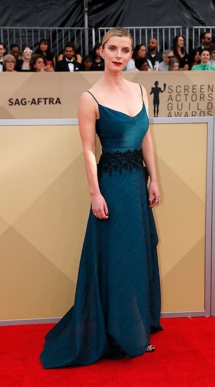 Betty Gilpin apostó a lo seguro, tal vez demasiado en un Roland Mouret azul oscuro, con un detalle en la cintura