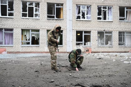 25-02-2022 Russian servicemen inspect the damaged concrete pavement in front of the school, which was also damaged as a result of shelling, on February 25, 2022, in Horlivka, Donetsk, Ukraine. On February 24 Russian President Vladimir Putin announced a military operation in Ukraine following recognition of independence of breakaway Donbas republics. Editorial license valid only for Spain and 3 MONTHS from the date of the image, then delete it from your archive. For non-editorial and non-licensed use, please contact EUROPA PRESS. Editorial license valid for 3 MONTHS from the date of the image, then delete from your archive. For non-editorial and non-licensed use, please contact EUROPA PRESS. POLITICA Ilya Pitalev/Sputnik