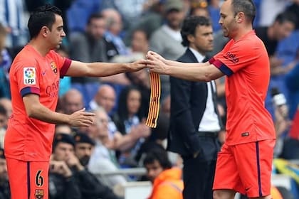 25-04-2015 Xavi recibe el brazalete de capitán de manos de Iniesta DEPORTES BARCELONA CATALUÑA ESPAÑA EUROPA FCB