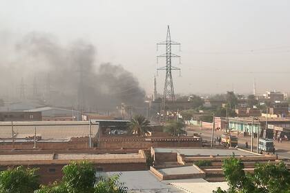 25-10-2021 (211025) -- KHARTOUM, Oct. 25, 2021 (Xinhua) -- Smoke rises from a site in Khartoum, Sudan, Oct. 25, 2021. Sudanese Prime Minister Abdalla Hamdok, members of the Transitional Sovereignty Council's civilian component and several ministers have been arrested by joint military forces, Sudan's Ministry of Information and Communications said on Monday. POLITICA Europa Press/Contacto/Chinese medical expert team
