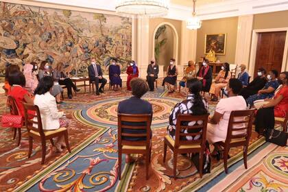 25-10-2021 Felipe VI recibe en audiencia a 20 mujeres líderes del Mediterráneo y África del Programa Raisa..  La ministra de Justicia les traslada el compromiso del Gobierno para erradicar la violencia contra las mujeres  SOCIEDAD CASA REAL