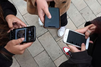 25-10-2021 Jóvenes utilizando sus teléfonos móviles POLITICA ESPAÑA EUROPA ISLAS CANARIAS AUTONOMÍAS FUNDACIÓN ADSIS