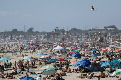 25 de abril de 2020, EE. UU., Newport Beach: la gente se reúne en Newport Beach cuando una ola de calor golpea el área a pesar de la orden de permanecer en el hogar debido al brote de coronavirus.