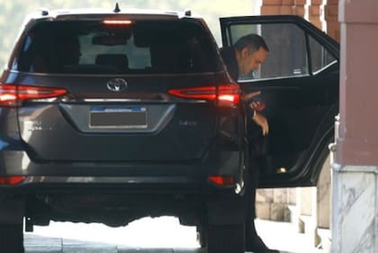 25 de marzo de 2026: Adorni llega a la Casa Rosada en el Toyota oficial