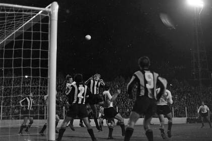 25) La final con Peñarol en La Plata; un durísimo partido que se definió con un gol de Togneri a tres minutos del final