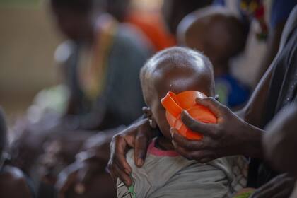 25/02/2022 Un niño es alimentado con leche nutritiva en el Hospital Sr Kizito en el distrito de Moroto, en Uganda POLITICA AFRICA UGANDA INTERNACIONAL © UNICEF/UN0603792/TIBAWESWA