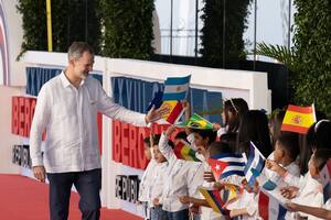 25/03/2023 El Rey de España, Felipe VI, a su llegada a una sesión plenaria de la XXVIII Cumbre Iberoamericana de Jefes de Estado y de Gobierno, a 25 de marzo de 2023, en Santo Domingo (República Dominicana). Bajo el lema ‘Juntos por una Iberoamérica justa y sostenible’, la XXVIII Cumbre Iberoamericana de Jefes y Jefas de Estado y de Gobierno reúne a las 22 naciones de la Cumbre de República Dominicana, las cuales adoptan cuatro instrumentos a través de los cuales Iberoamérica fijará su posición y planteará soluciones a algunos de los principales retos que enfrenta la región. El primero de estos documentos es la Carta Medioambiental Iberoamericana; el segundo es la Carta de Principios y Derechos Digitales Iberoamericana; el tercero es la Estrategia para alcanzar la seguridad alimentaria, y el cuarto el Comunicado Especial sobre Arquitectura Financiera Internacional. POLITICA David Zorrakino - Europa Press