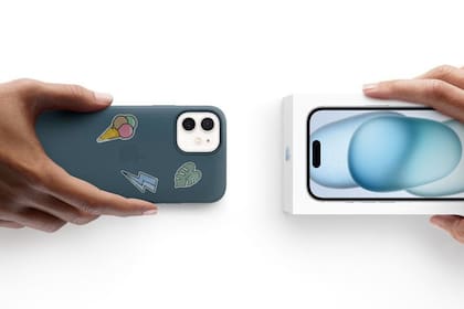 25/03/2024 El iPhone desprecintado con la caja del dispositivo POLITICA INVESTIGACIÓN Y TECNOLOGÍA APPLE