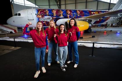 25/04/2024 Las jugadoras del Barça Femení Patri Guijarro, Fridolina Rolfö, Aitana Bonmatí e Ingrid Engen delante del avión de Vueling especialmente vinilado para el equipo. El FC Barcelona y Vueling desvelaron este jueves el diseño del nuevo avión del Barça Femení, vinilado con la imagen de algunas jugadoras del equipo tras el acuerdo alcanzado entre el club y la compañía, siendo además la primera vez que un equipo de fútbol femenino en Europa cuenta con un avión de línea regular con su imagen proyectada. DEPORTES FCB