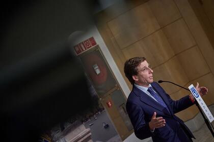 25/06/2024 El alcalde de Madrid, José Luis Martínez-Almeida, ofrece declaraciones a los medios tras un pleno extraordinario del Ayuntamiento de Madrid, en el Palacio de Cibeles, a 25 de junio de 2024, en Madrid (España). El Pleno del Ayuntamiento de Madrid debate sobre el estado actual de la ciudad de Madrid, la celebración del Orgullo 2024 o la ubicación del cantón de Montecarmelo, en dos sesiones, una ordinaria y otra extraordinaria. Durante el Estado de la Ciudad de Madrid, el alcalde, hace balance de su primer año de mandato con mayoría absoluta. POLITICA Jesús Hellín - Europa Press