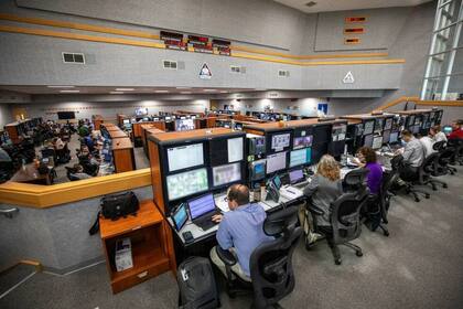 25/07/2023 Un equipo de ingenieros de la NASA y Jacobs están en la consola para la primera simulación de lanzamiento de Artemis II dentro de la Sala de disparos 1 en el Centro de control de lanzamiento en el Centro espacial Kennedy de la NASA en Florida . SOCIEDAD NASA