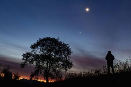 (250920) -- HARBIN, 20 septiembre, 2025 (Xinhua) -- Imagen del 19 de septiembre de 2025 del planeta Venus, la estrella Regulus en la constelación de Leo y una luna creciente en el cielo sobre la ciudad de Fujin de Jiamusi, en la provincia de Heilongjiang, en el noreste de China. (Xinhua/Qu Yubao) (jg) (rtg) (ce)