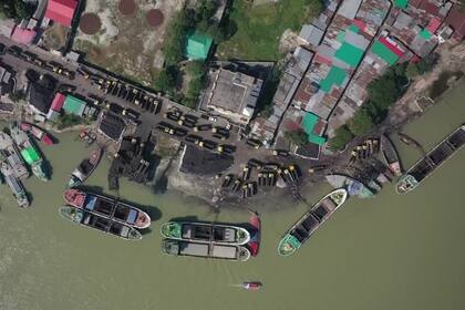 25/11/2022 La impresionante vista aérea de una fábrica de carbon.  MADRID, 25 Nov. (EDIZIONES) Un fotógrafo ha compartido una serie de imágenes aéreas únicas que muestran a trabajadores moviendo hasta 300.000 kg de carbón al día. Azim Khan Ronnie, de 36 años, de Dhaka (Bangladesh), tomó imágenes desde el cielo mientras los atareados trabajadores trasladan enormes cantidades de carbón importado.  SOCIEDAD YOUTUBE-VIDELO-AZIM KHAN RONNIE