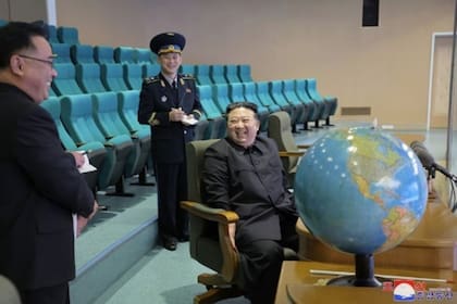 25/11/2023 El líder norcoreano, Kim Jong Un. El líder norcoreano, Kim Jong Un, ha estudiado este sábado varias fotografías tomadas por el nuevo satélite espía norcoreano que incluyen imágenes de un portaaeronaves estadounidense desplegado en Corea del Sur o de las base militares estadounidenses en Hawái. POLITICA ASIA ASIA COREA DEL SUR COREA DEL NORTE KCNA