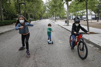 26-04-2020 Tres niños practican deporte al aire libre protegidos con mascarillas, el primer día en el que los menores de 14 años pueden salir. En Granada (Andalucía ,España) a 26 de abril de 2020. SALUD Álex Cámara - Europa Press
