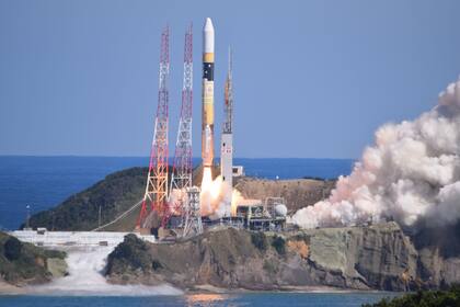 26-10-2021 Despegue del nuevo satélite GPS japonés.  Japón ha lanzado con éxito el primero de los nuevos satélites que renovarán su red nacional complementaria GPS que mejora la precisión de información de posición para sistemas de navegación y telefonía.  POLITICA INVESTIGACIÓN Y TECNOLOGÍA MHI LAUNCH SERVICE